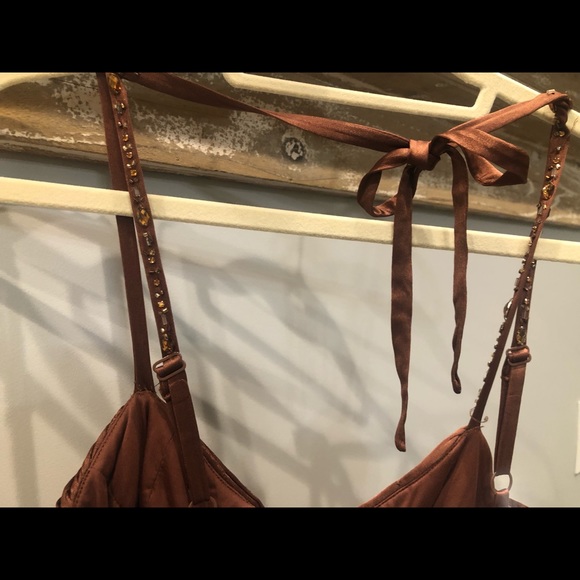 Sexy, brown, mini dress, comfortable, flowy, flatters the legs and chest. - Picture 2 of 5